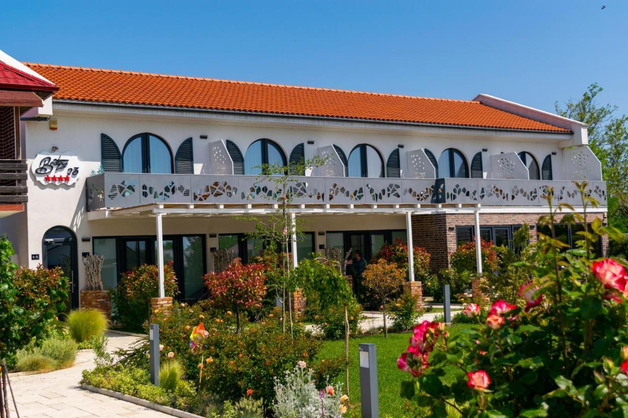 Boutique 23 Hotel Douăzeci şi Trei August Exterior foto